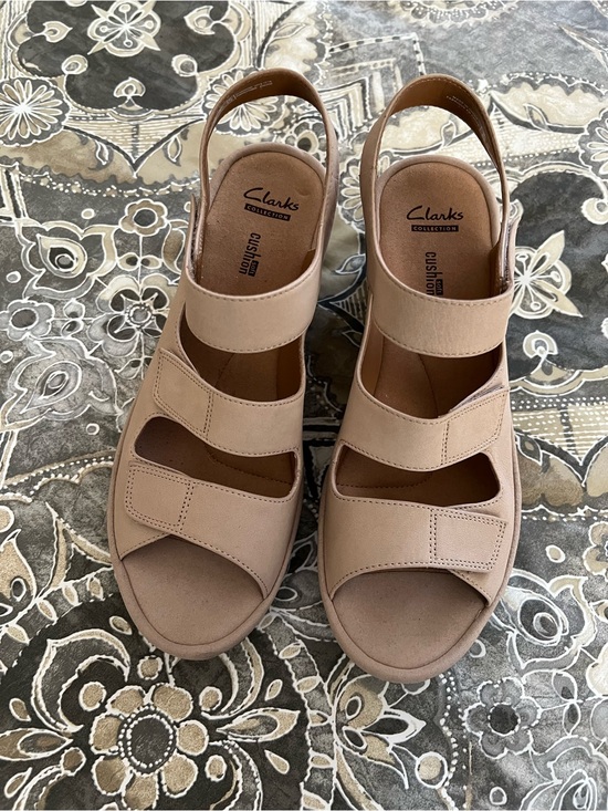 Clarks Shoes - Clarks Women’s Beige/Tan Adjustable Triple-Strap Sandals 8.5 & medium